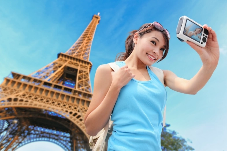 Une fille asiatique pose devant la tour effeil