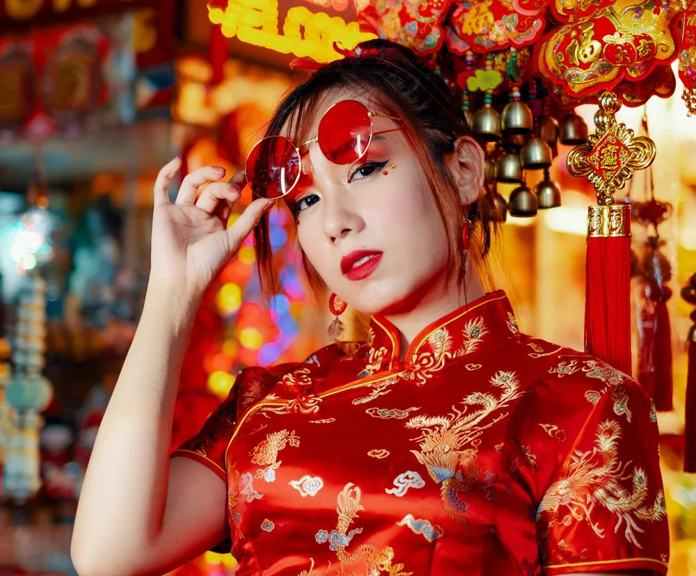 Jeune femme chinoise en tenue traditionnelle de couleur rouge