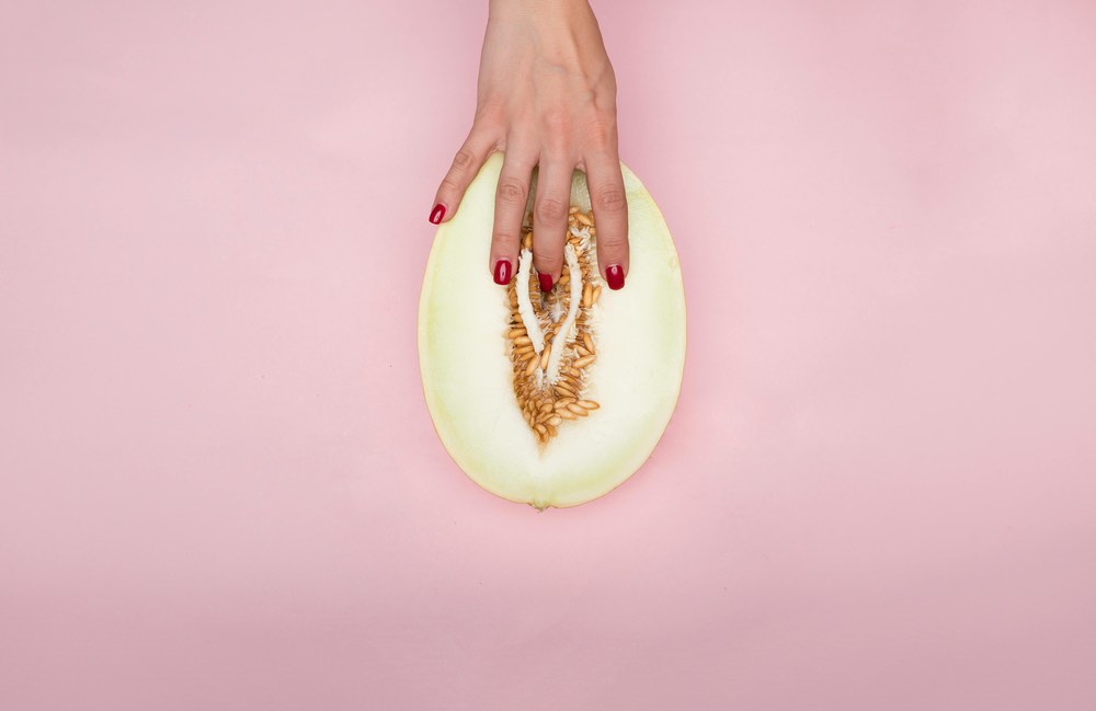 Une main dans un melon espagnol évoque le point g pour un article sur la sexualité