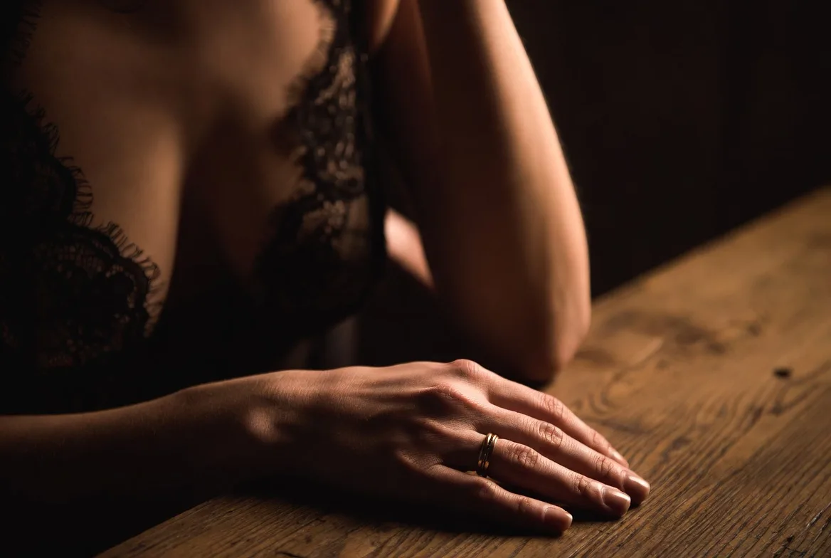 le bras femme mariee
