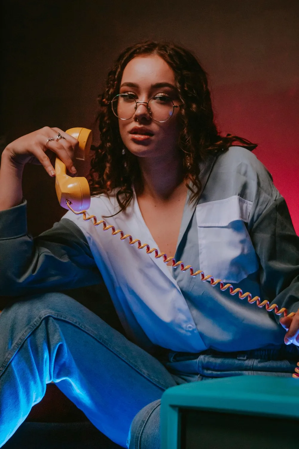 Une hôtesse sexy fait une séance de téléphone rose